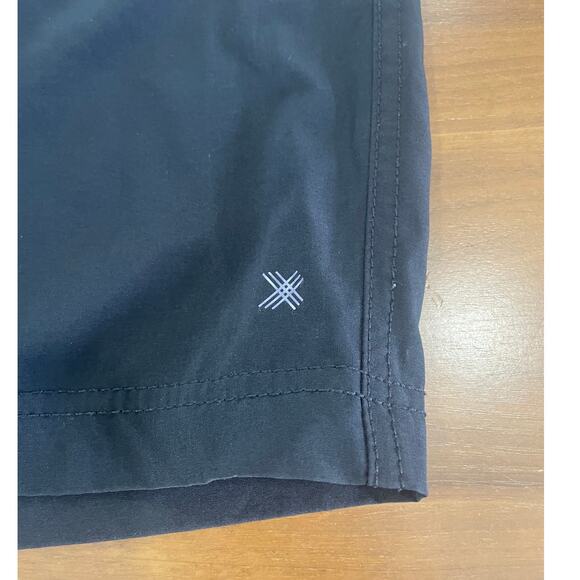 Kenneth Cole Men’s Tech Active Water Resistant Shorts – Size Large - Picture 4 of 8